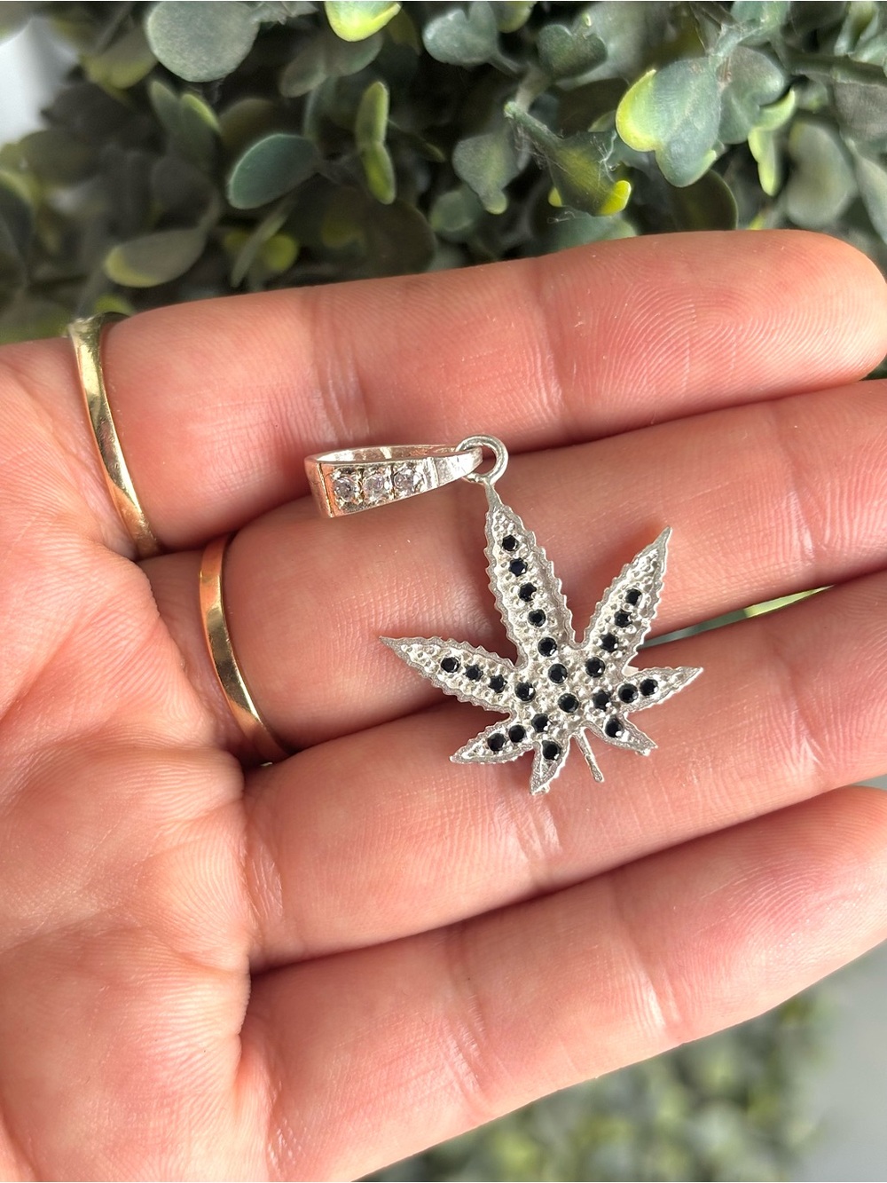 925 Sterling Silver Cannabis Leaf Pendant with Black Stones/hoja de plata 925